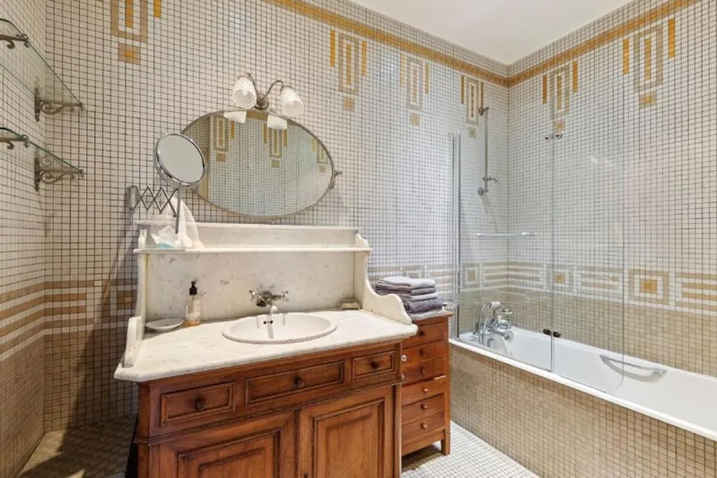 Marais Historical Center Parisian Apartment 3Br France